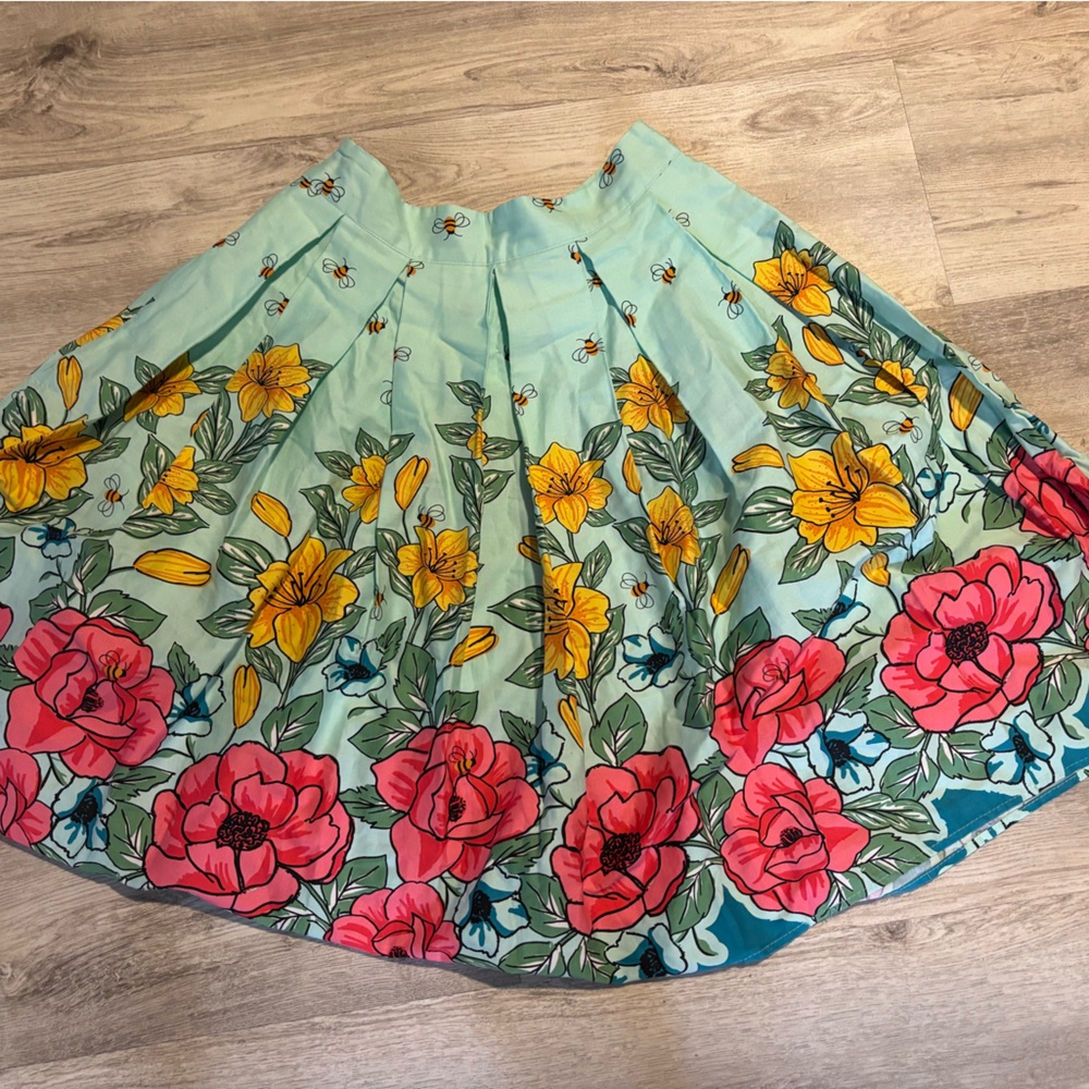 Beautiful floral skirt. Size small. - Picture 2 of 2